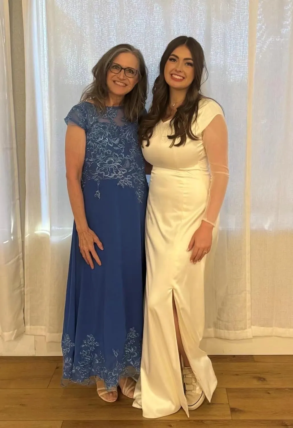 Tea Length Mother of The Bride Dresses for Wedding Lace Appliques Scoop Formal Dress with Sleeves