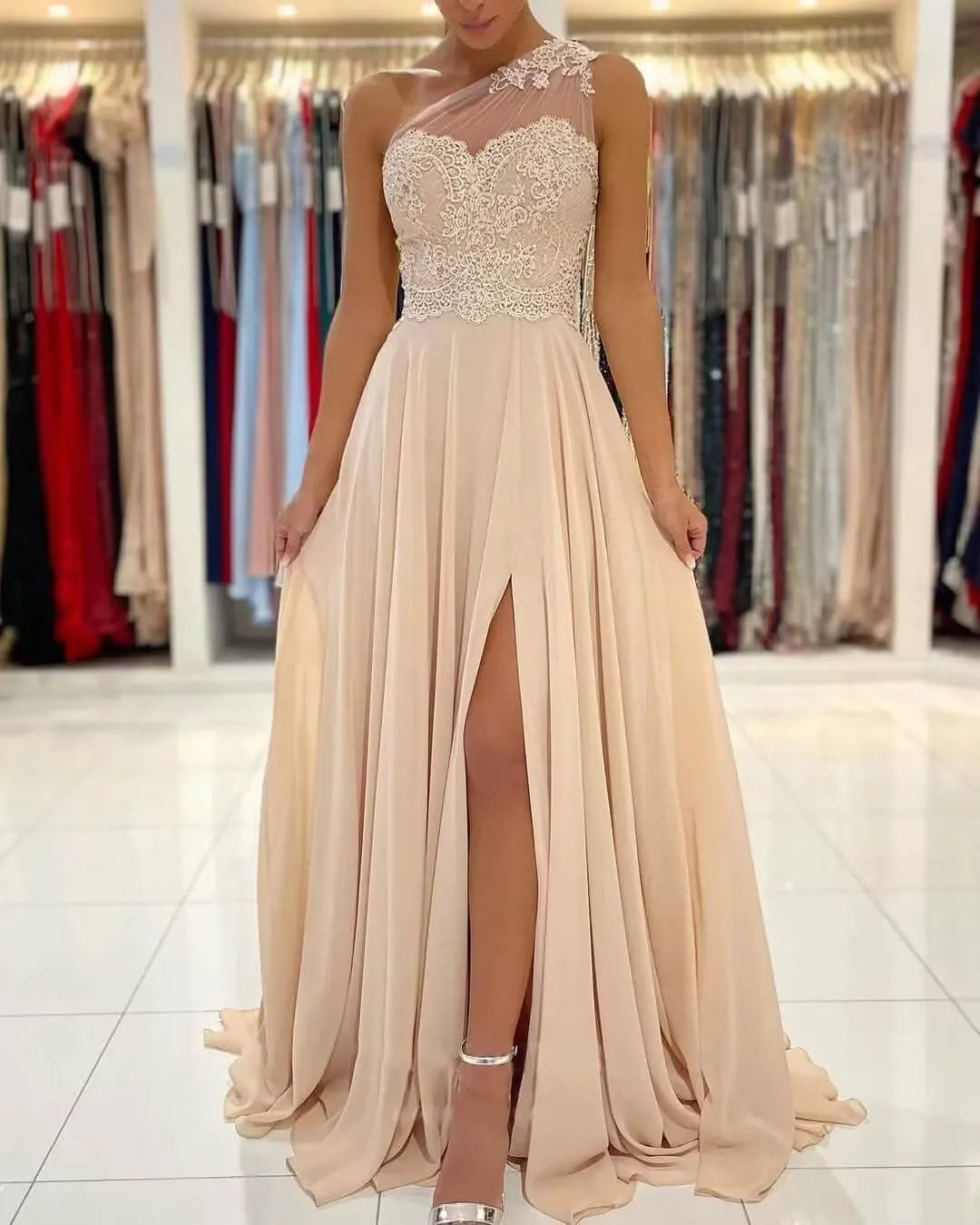 Women's One Shoulder Bridesmaid Dress for Wedding A-Line Laces Appliques Prom Dresses Long Slit with Pockets