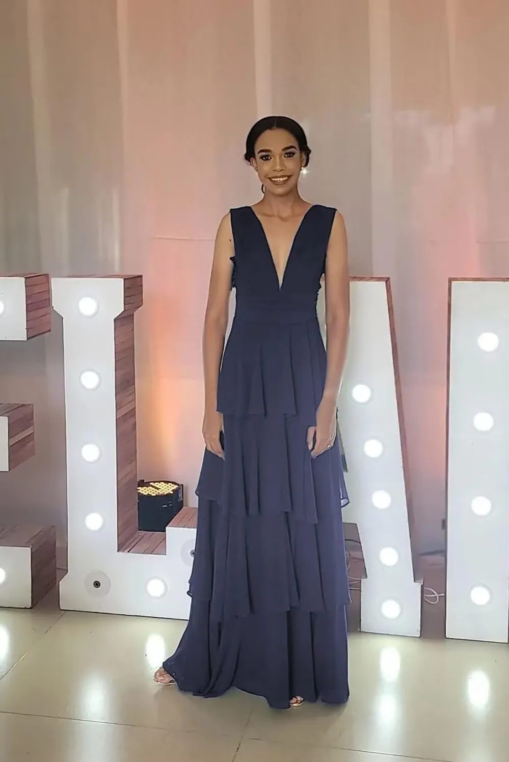 Women's V Neck Tiered Skirt Bridesmaid Dresses 2025 Long Backless Chffon Formal Evening Party Dresses HO052